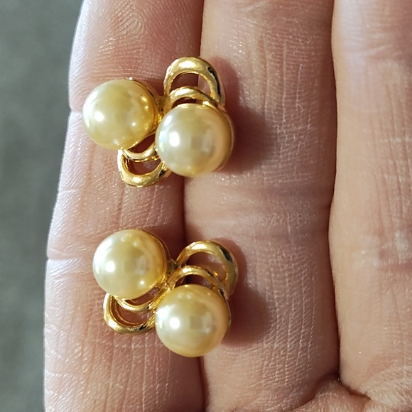 VINTAGE GOLD-TONE IVORY FAUX DOUBLE PEARL STUD .5" EARRINGS - Picture 4 of 8